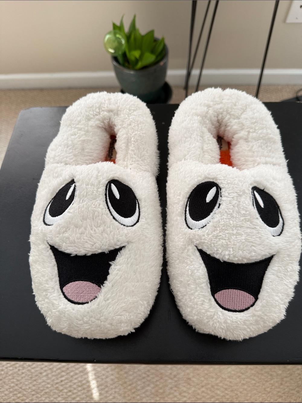 Dearfoams Cream Plush Smiley Ghost Face Slippers
Size: Women’s 9-10 or Men’s 7-8